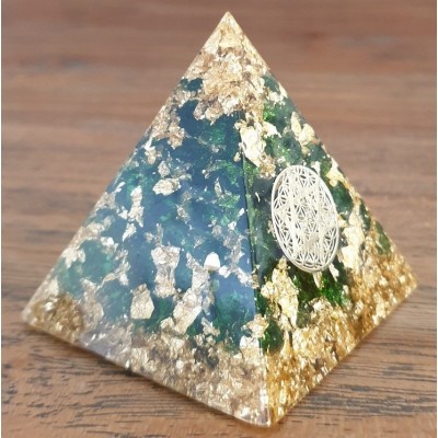 Orgonite Pyramide Anahata Chakra Grenat vert