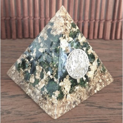 Orgonite Pyramide Anahata Chakra Grenat vert