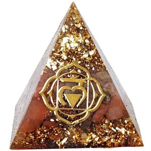 Pyramide orgonite Muladhara en cornaline vue de face