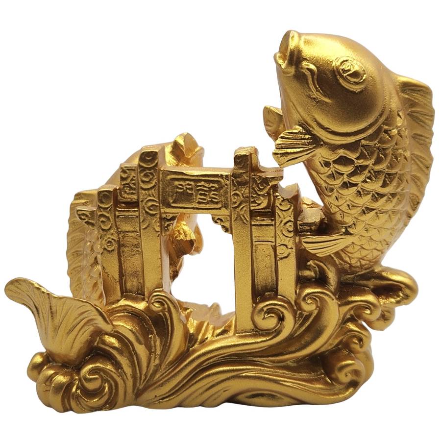 statue poisson carpe passant les portes du dragon doré, vue de dos