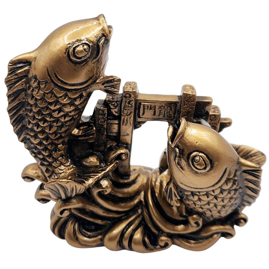 statue poisson carpe passant les portes du dragon couleur bronze, vue de h