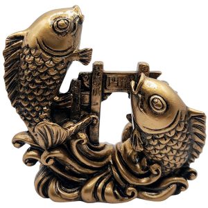 statue poisson carpe passant les portes du dragon couleur bronze, vue de face