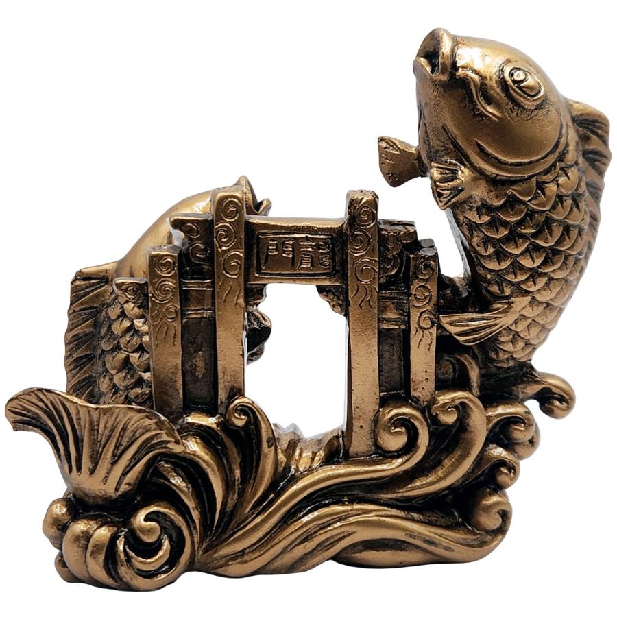 statue poisson carpe passant les portes du dragon couleur bronze, vue de dos