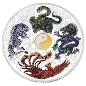 amulette décorative argentée représentant les quatres animaux célestes Feng Shui, vue de face