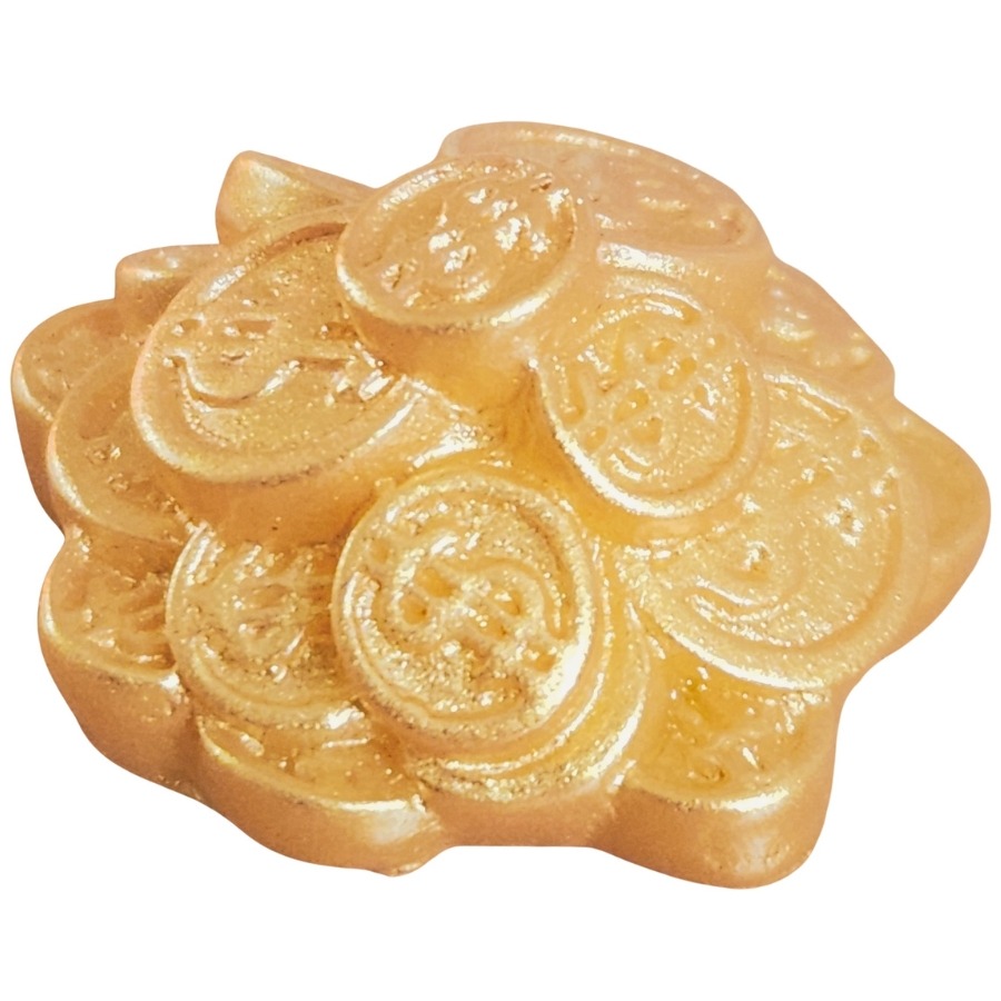 pyramide de pièces feng shui, symbole de richesse, vue de côté.