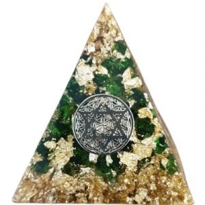 Orgonite Pyramide Anahata Chakra Grenat vert