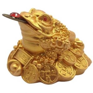 Statue Grenouille sur Lit de Pièces dorée