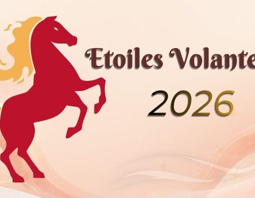 Bannière Feng Shui représentant les Étoiles Volantes 2026, avec décor vagues d'énergies, lanternes rouges et silhouette du cheval de feu, dans un style rouge et or traditionnel.