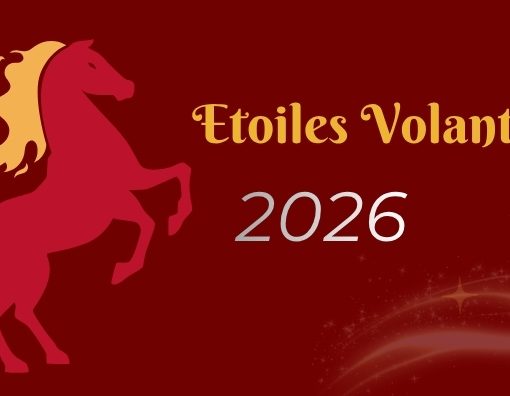 Bannière Feng Shui représentant les Étoiles Volantes 2026, avec décor floral asiatique, lanternes rouges et silhouette d’un cheval, dans un style rouge et or traditionnel.