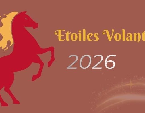 Bannière Feng Shui représentant les Étoiles Volantes 2026, avec décor floral asiatique, lanternes rouges et silhouette du cheval de feu, dans un style rouge et or traditionnel.