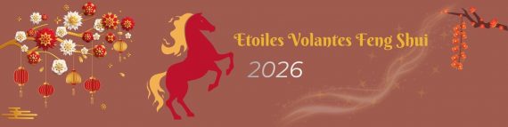 Bannière Feng Shui représentant les Étoiles Volantes 2026, avec décor floral asiatique, lanternes rouges et silhouette du cheval de feu, dans un style rouge et or traditionnel.