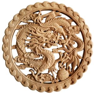 Panneau décoratif Dragon Bienveillant sculpté en bois, vue de face