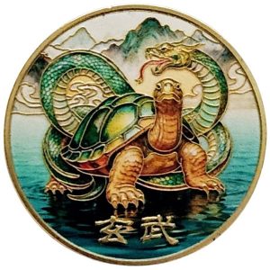 Amulette Tortue Noire Céleste Feng Shui représentant la tortue et le serpent symboles de protection et de longévité