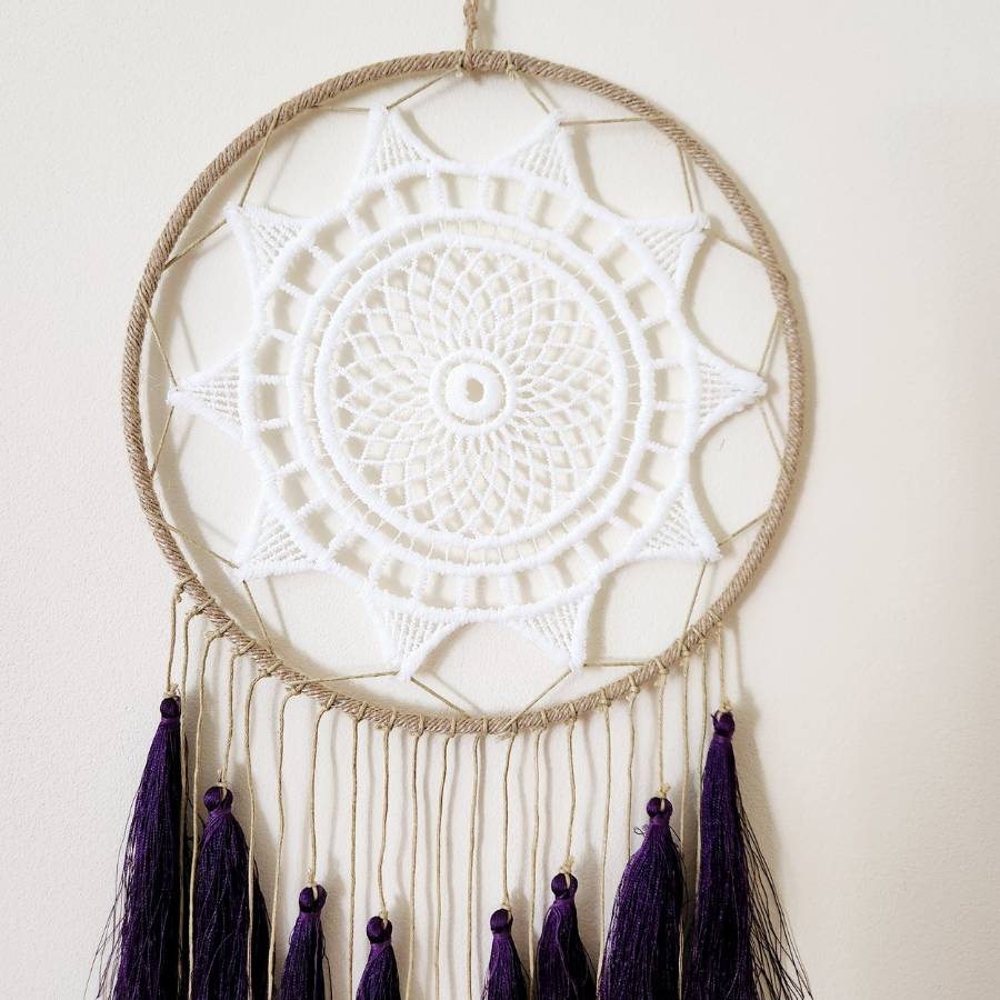 détail tissage blanc attrape-rêves fleur d'améthyste Feng Shui