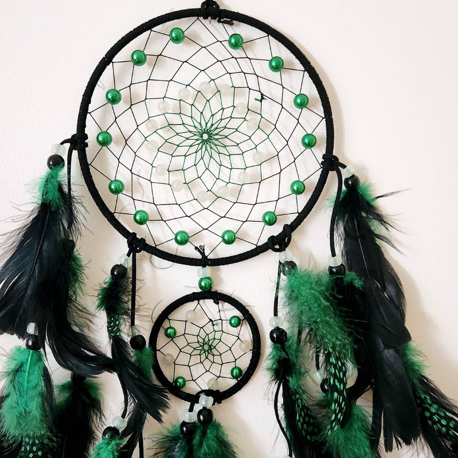 Détail de l'attrape-rêves Forêt d'Émeraude avec double toile et perles vertes