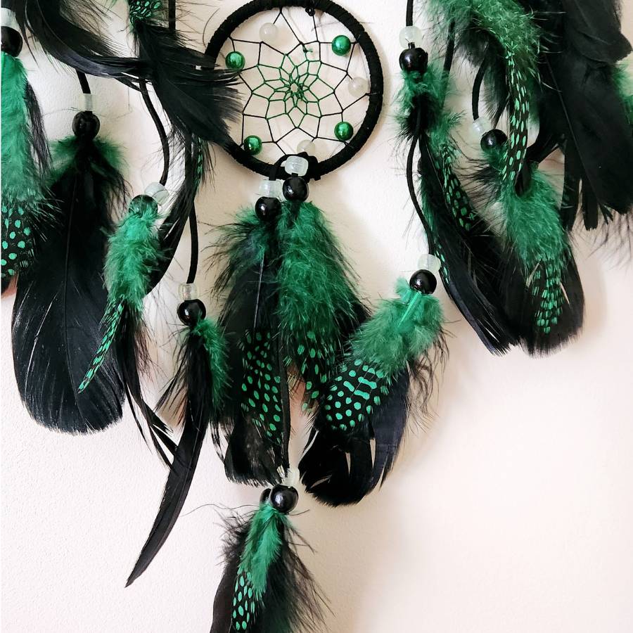 Plumes vert émeraude et noires de l'attrape-rêves Feng Shui