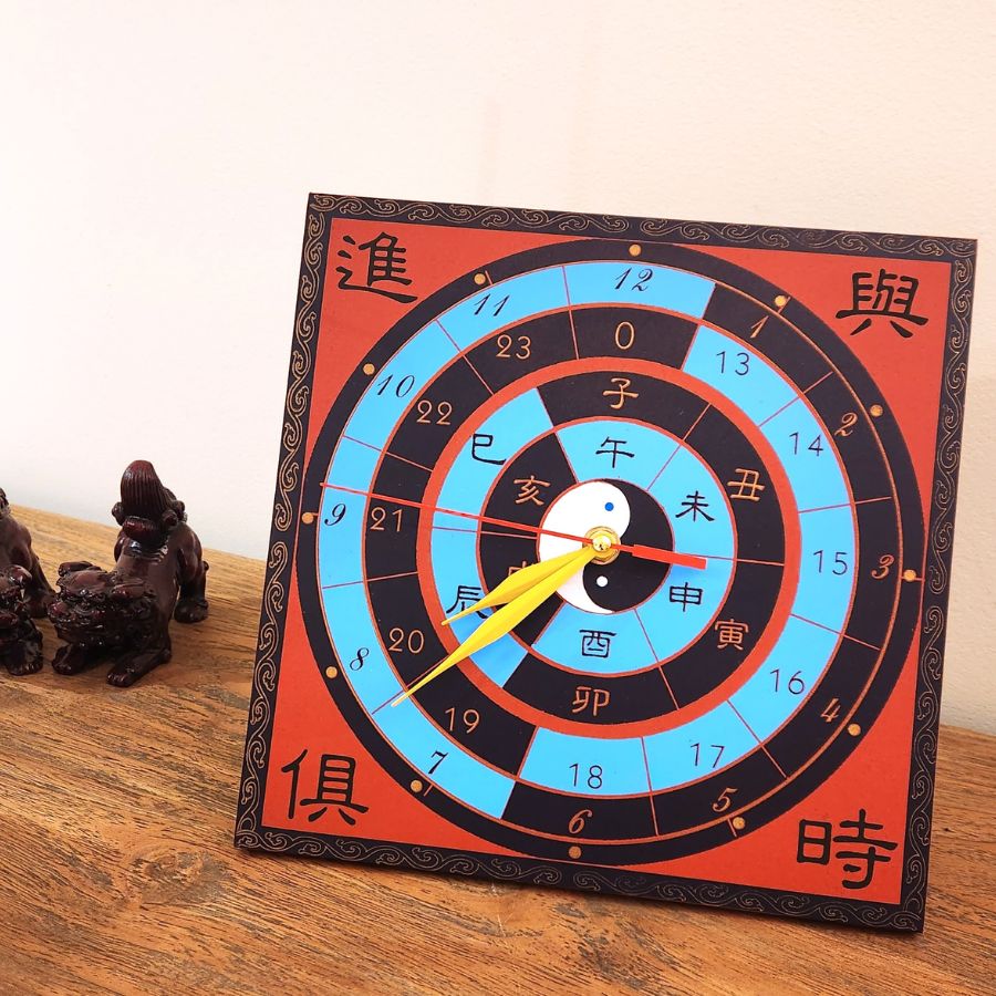 Horloge Murale Anneaux des 24 Montagnes posée sur un meuble Feng Shui