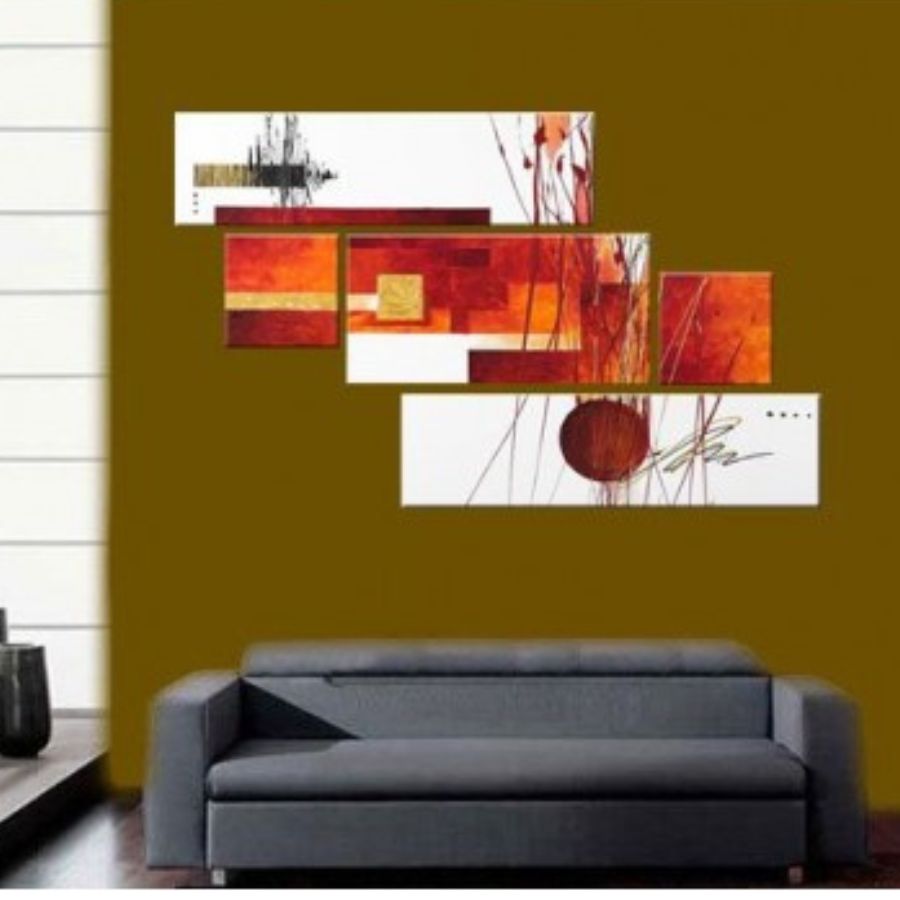 Peinture Abstraite Éclat de Feu installée au-dessus d'un canapé dans un salon moderne