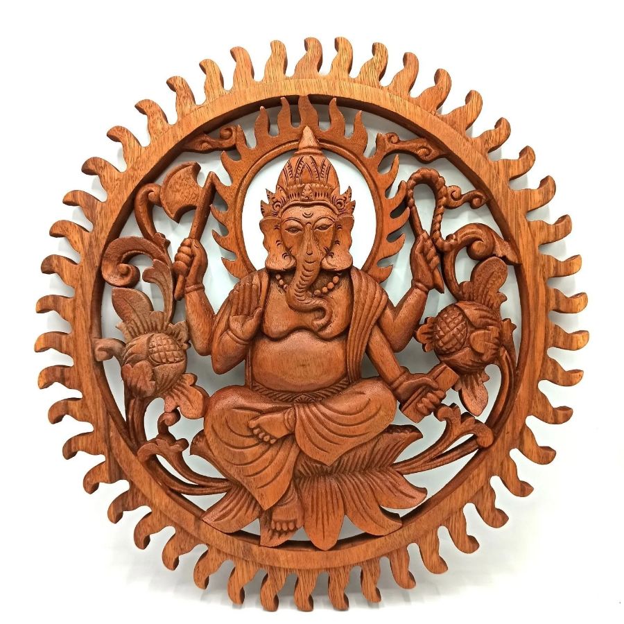 Panneau Ganesh en bois de suar sculpté artisanalement vu en perspective