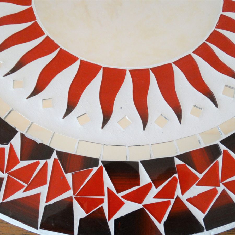 Détail mosaïque du Miroir Soleil rouge et blanc
