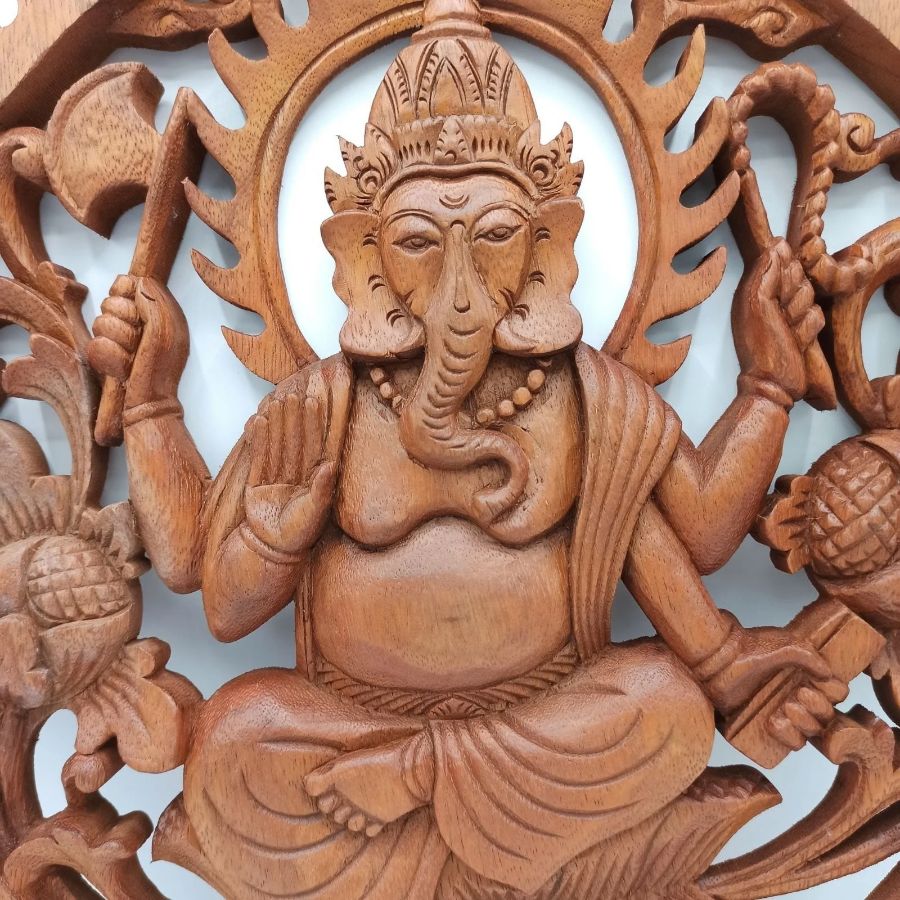 Détail de Ganesh et de ses attributs sculptés à la main dans le bois de suar