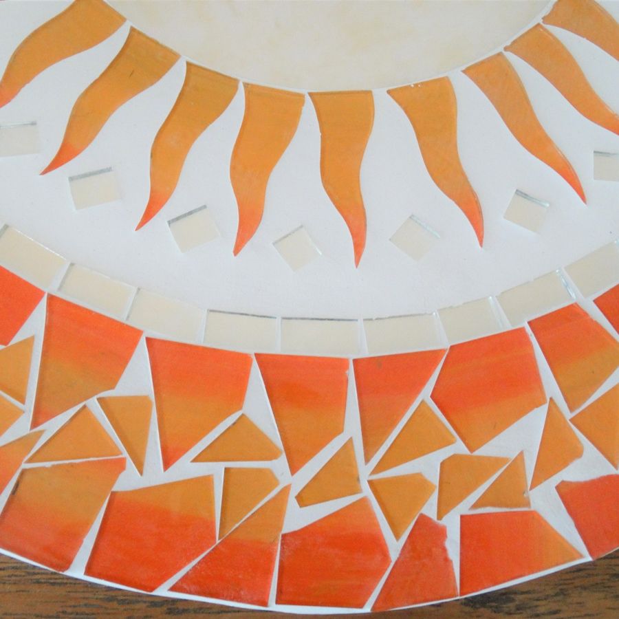 Détail de la mosaïque orange du Miroir Soleil Feng Shui