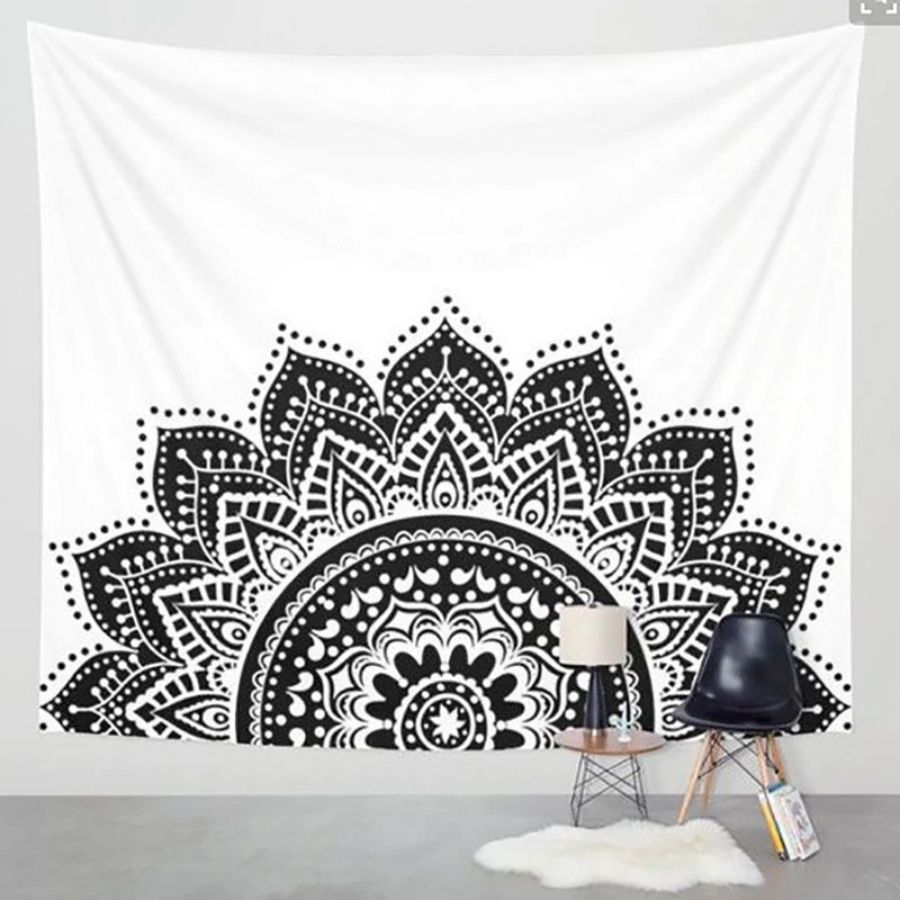 Tenture Demi Mandala noire et blanche accrochée au mur dans une pièce