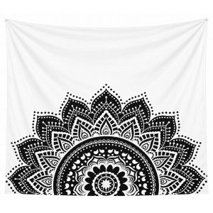Tenture blanche ornée d’un grand demi-mandala noir déployé depuis le bas