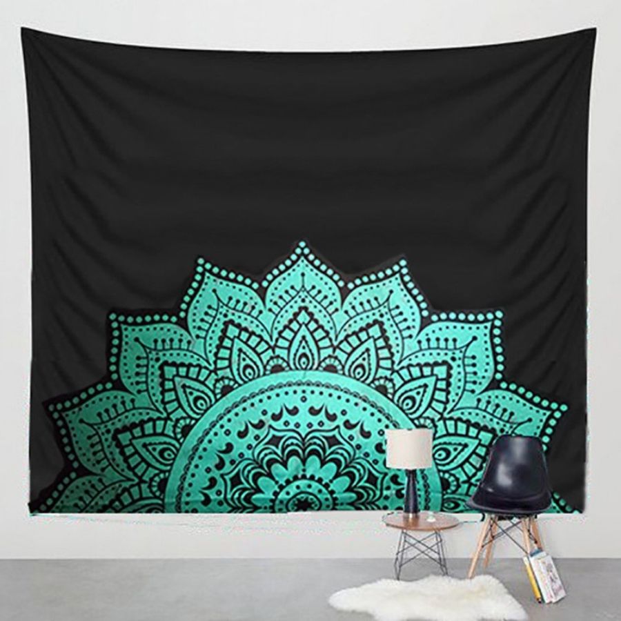 Tenture noire à motif demi-mandala vert turquoise accrochée au mur d’une pièce
