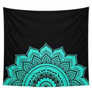 Tenture noire ornée d’un grand demi-mandala vert turquoise déployé depuis le bas