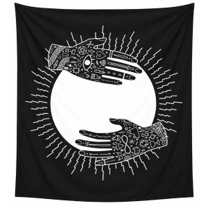 Tenture noire et blanche avec deux mains entourant un soleil rayonnant