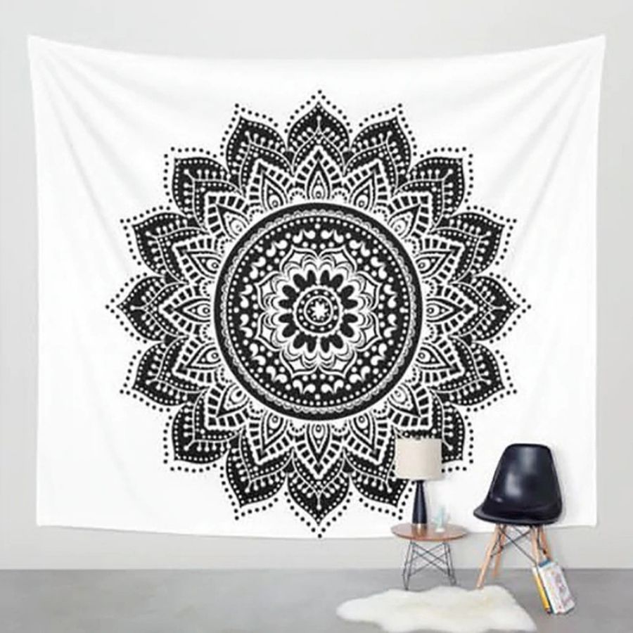 Grande tenture blanche à mandala noir accrochée au mur d’une pièce
