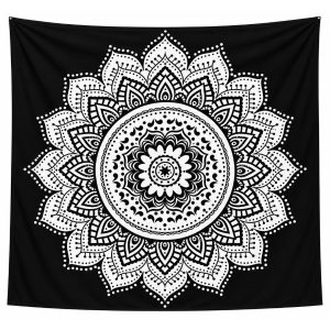 Tenture noire avec un grand mandala blanc centré aux motifs de pétales