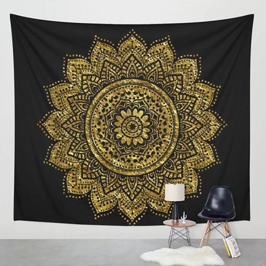 Tenture noire à mandala ocre doré accrochée au mur d’une pièce