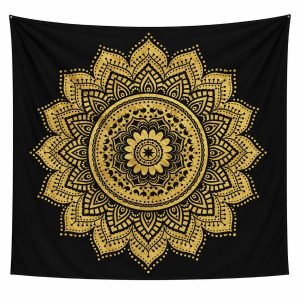 Tenture noire avec un grand mandala ocre doré centré